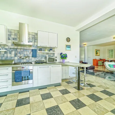 Villa Spacious Detached With Pool *