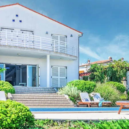 Villa Spacious Detached With Pool