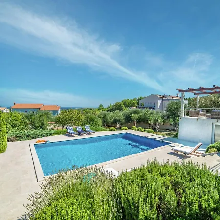 Spacious Detached With Pool Villa
