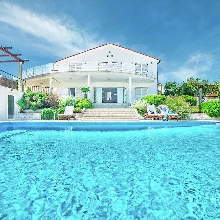 Spacious Detached With Pool Villa Ližnjan