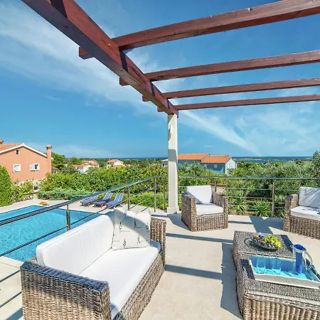 Spacious Detached With Pool Villa Ližnjan