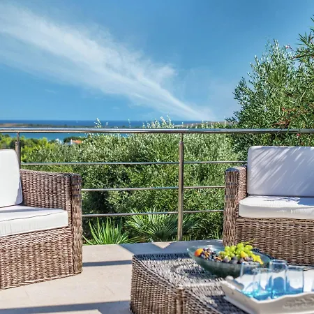 Villa Spacious Detached With Pool