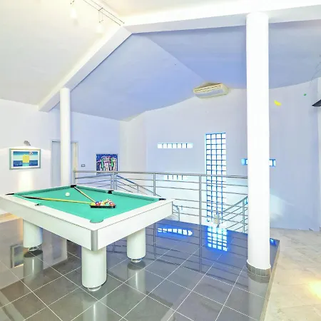 Spacious Detached With Pool