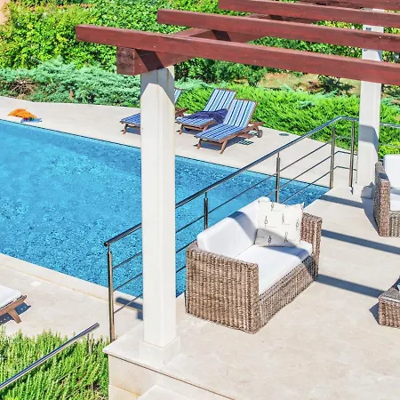 Spacious Detached With Pool