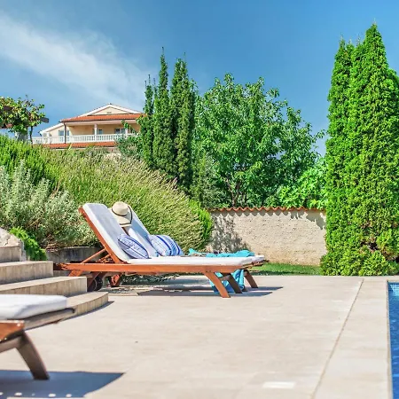 Spacious Detached With Pool Villa Ližnjan