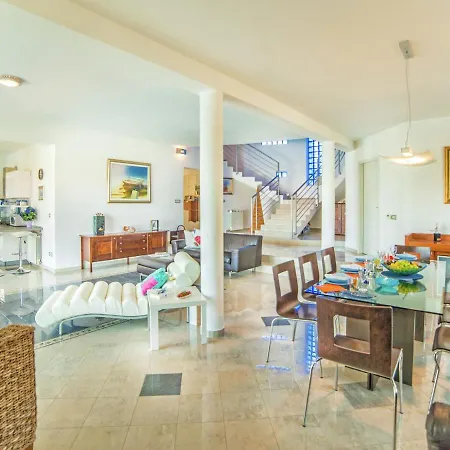 Spacious Detached With Pool