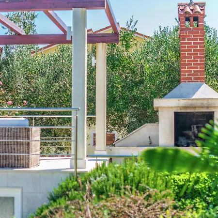 Villa Spacious Detached With Pool Ližnjan