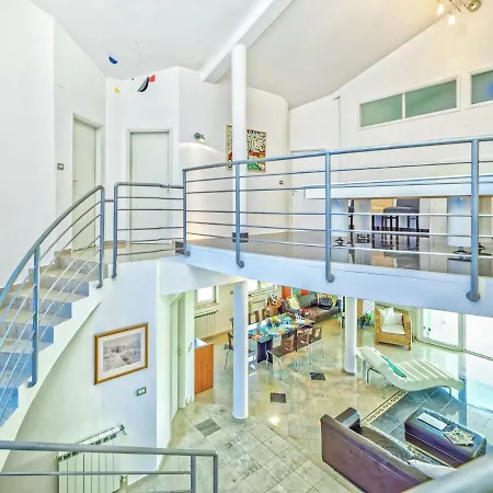 Spacious Detached With Pool Villa