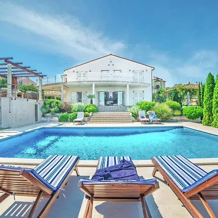 Spacious Detached With Pool *