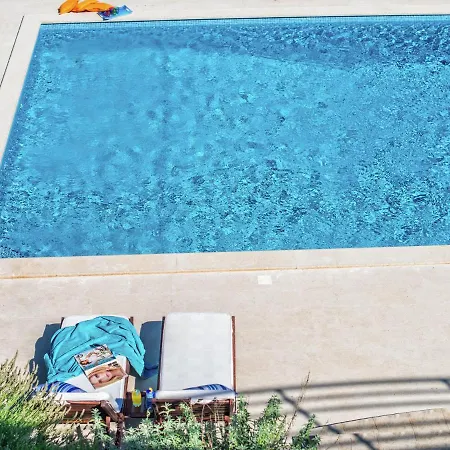 Spacious Detached With Pool *