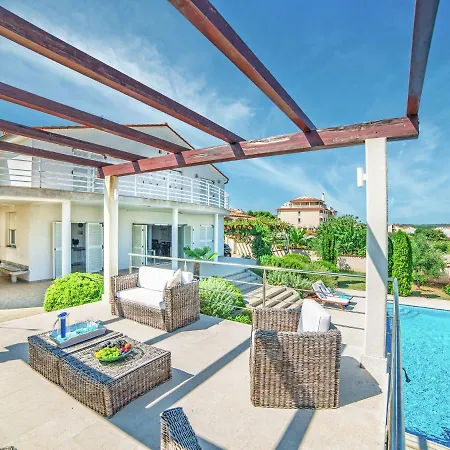 Spacious Detached With Pool Villa