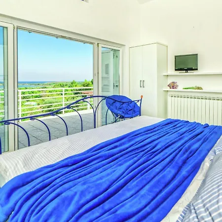 Villa Spacious Detached With Pool